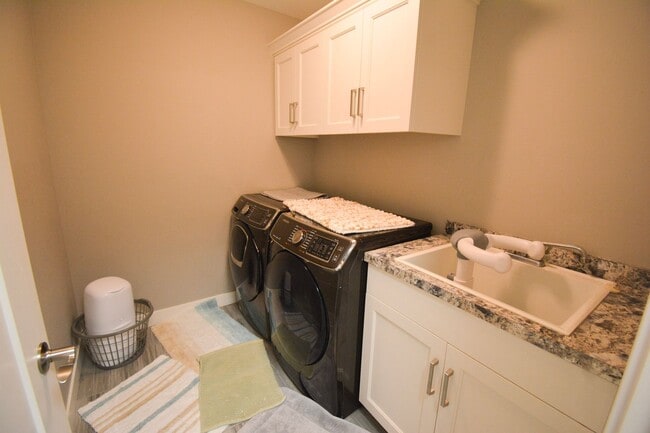 Building Photo - 5 Bed | 3 Bath | Luxury Living at Its Finest