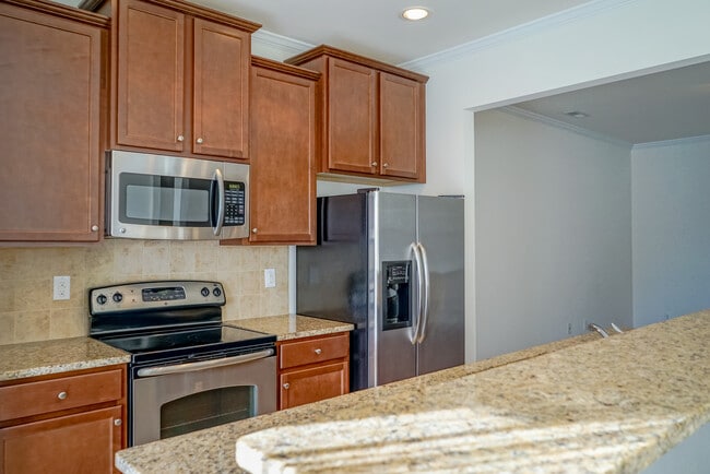 Building Photo - Townhome | Washer/ Dryer Included  |Fenced...