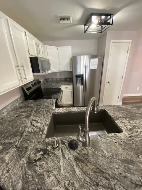 Building Photo - $2,350 Lovely Remodeled 3 Bedroom-2 bath-2...