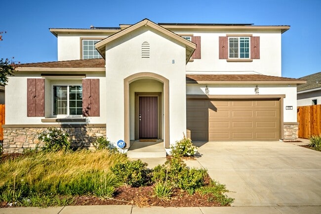 Primary Photo - Newer home with solar AVAILABLE NOW!