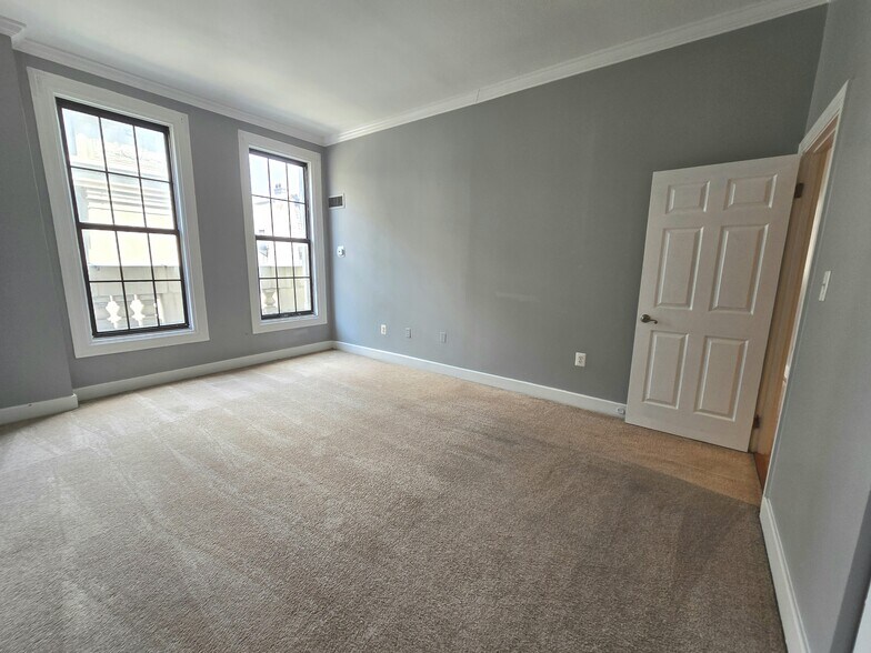 Building Photo - 1 E Chase St