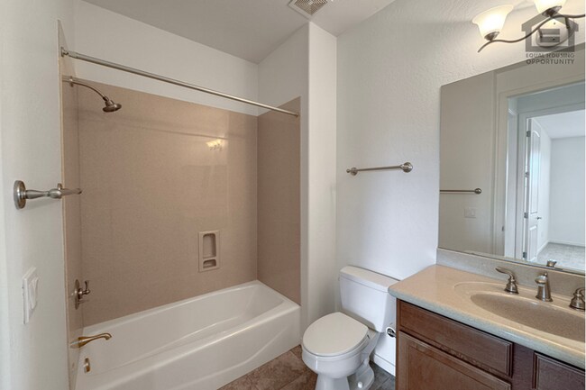 Building Photo - 2Bed/2Bath 2nd Floor Condo in North Scottsdale! Ready for Immediate Move-In! -- Gated Community! ...