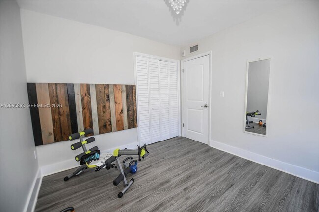 Building Photo - 8305 Crespi Blvd