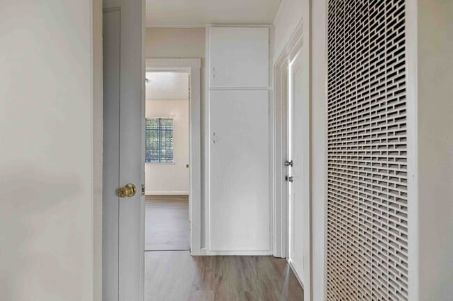 Building Photo - 2 bedroom / 1 bathroom available for rent ...