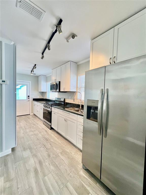 Building Photo - 107 W Minnehaha St