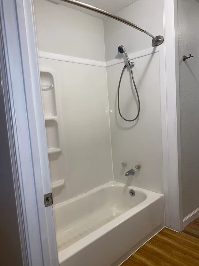 Building Photo - ~ RENT SPECIAL ~ HOLIDAY MERRINESS ~ 2 Bedroom, 1 bathroom West Side Apartment For Rent