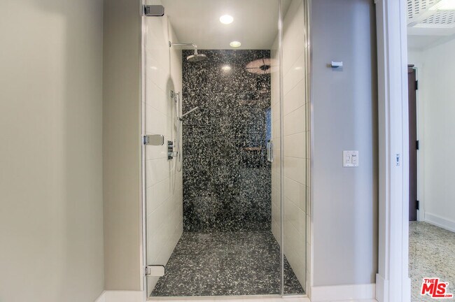 Building Photo - 900 W Olympic Blvd