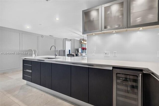Building Photo - 17001 Collins Ave