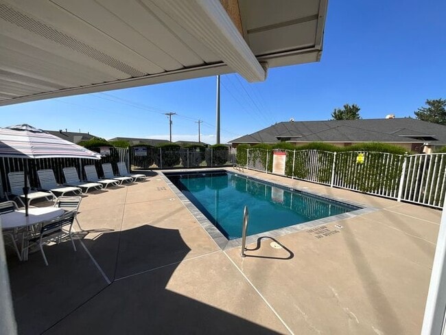 Building Photo - 4 bdrm 3 bth Home 2 Car Garage- HOA with Pool