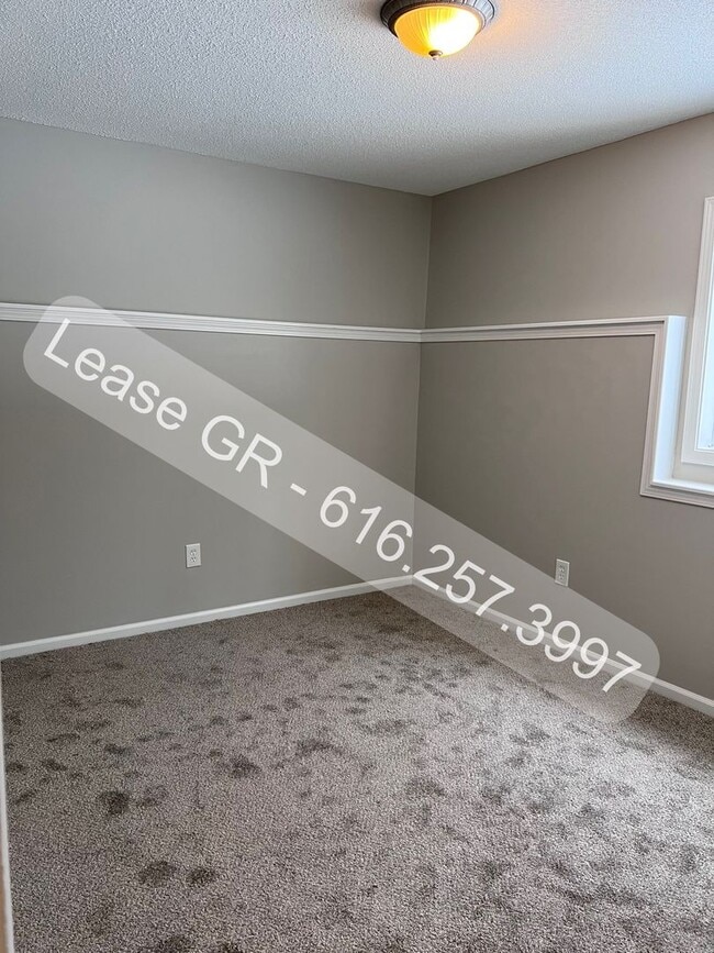 Building Photo - Recently Updated 4 Bedroom Duplex!