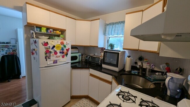 Building Photo - 12 Main St