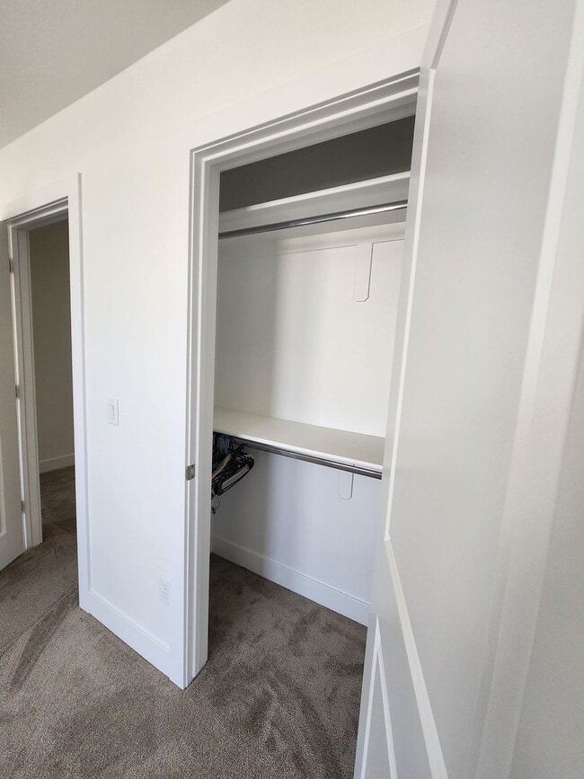 Building Photo - Beautiful Modern Townhome with Spacious La...