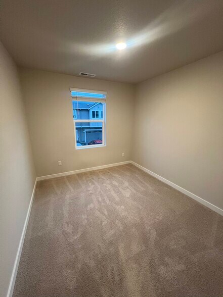 Building Photo - 6532 SE Nasha St