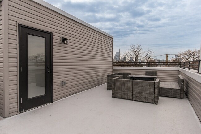 Building Photo - 2435 Master St