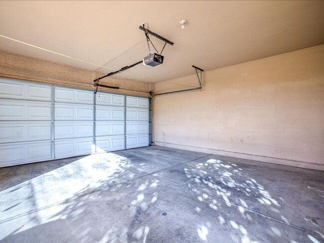 Building Photo - Modern 2 Bedroom 2 Bathroom home with comm...