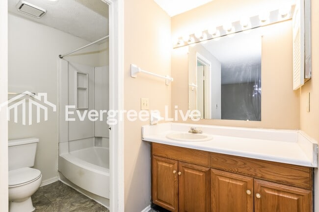 Building Photo - 2836 Miami Village Dr