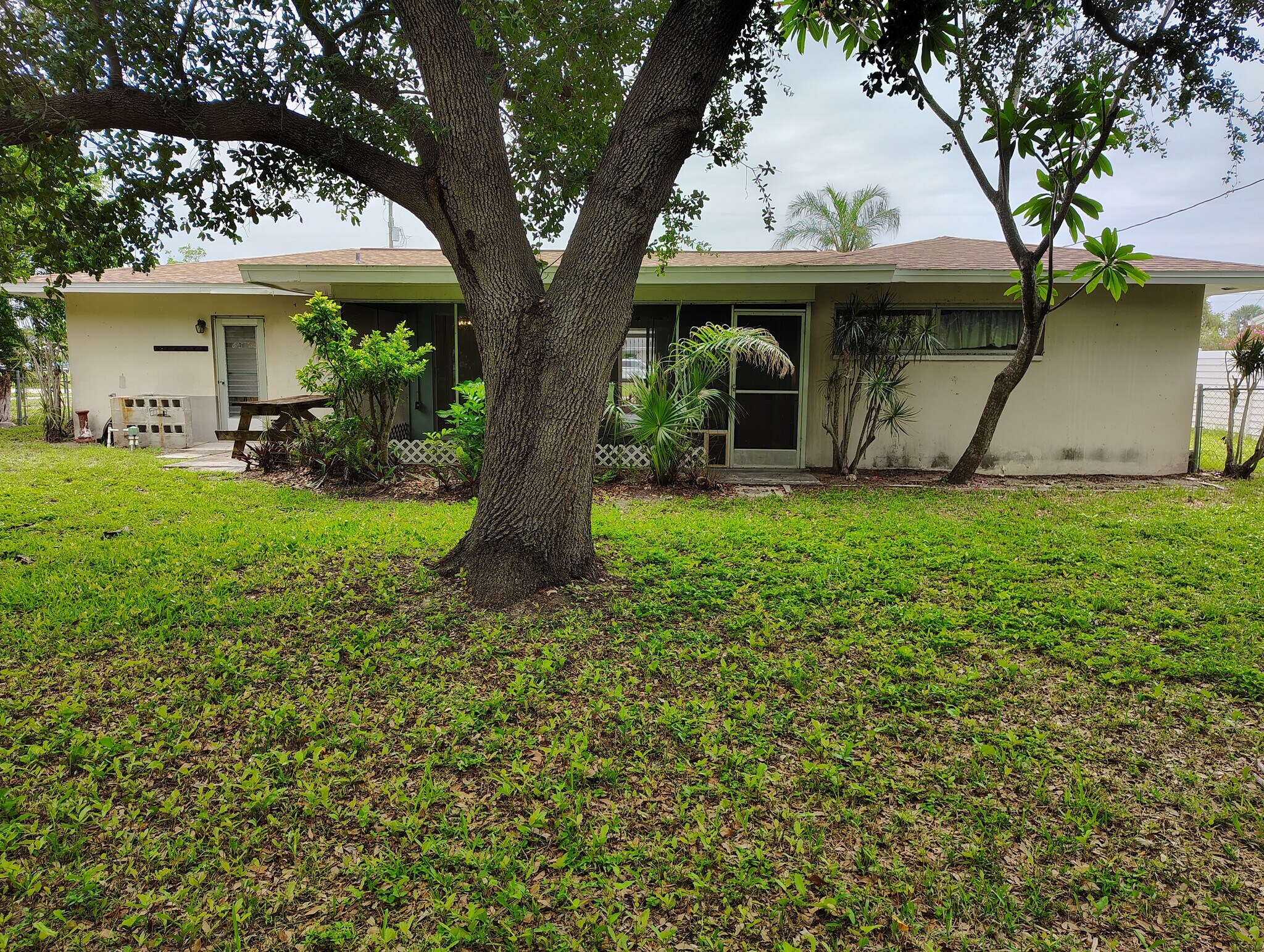 Building Photo - 5220 Versailles Ct