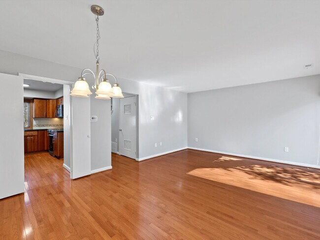 Building Photo - Stylish & Spacious Townhome in Prime Location!