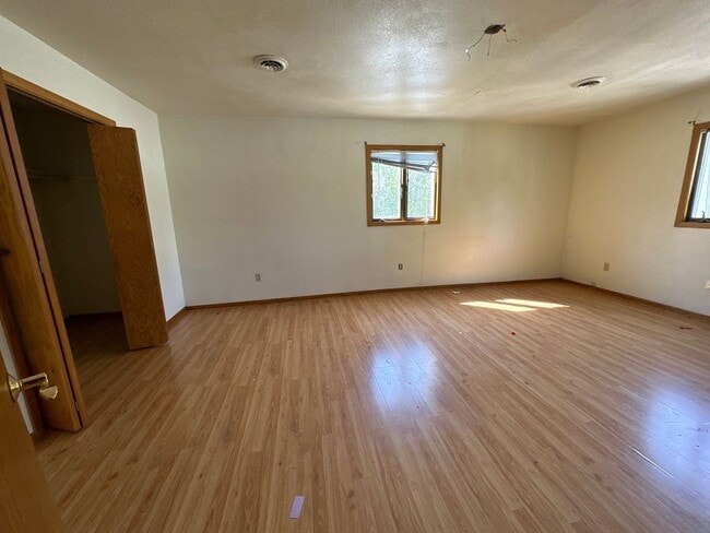 Building Photo - 4 Bedroom House!