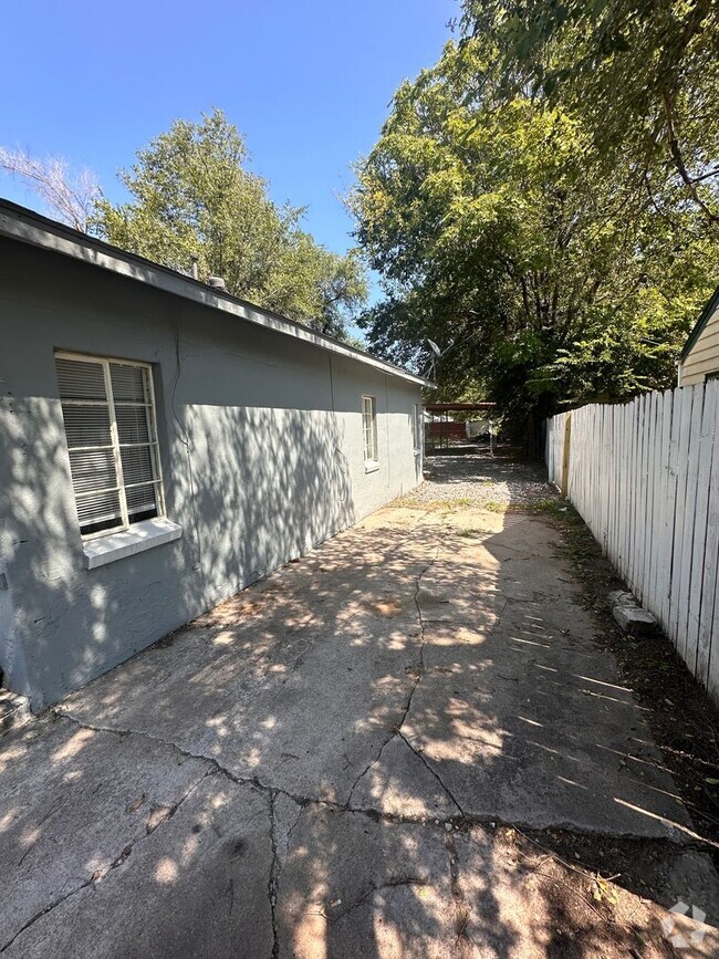 Building Photo - $795 - 3 bedroom/ 1.5 bathroom - Single Fa...