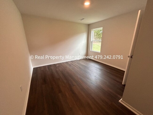 Building Photo - 10640 Cedar Wy