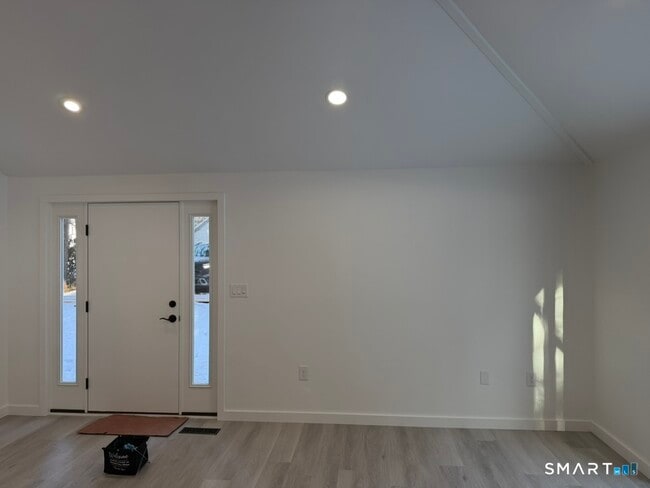 Building Photo - 15 Finch Run