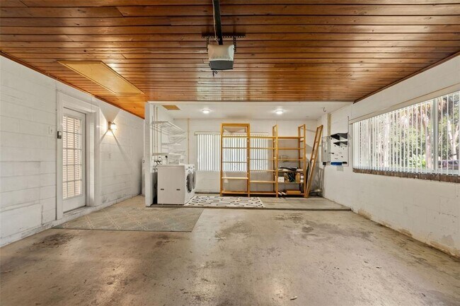 Building Photo - 2725 N Myrtle Ave