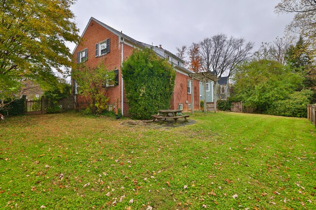 Building Photo - Spacious, Accessible Downtown Silver Spring Townhome!!.... Renovated Kitchen, Finished Basement, ...