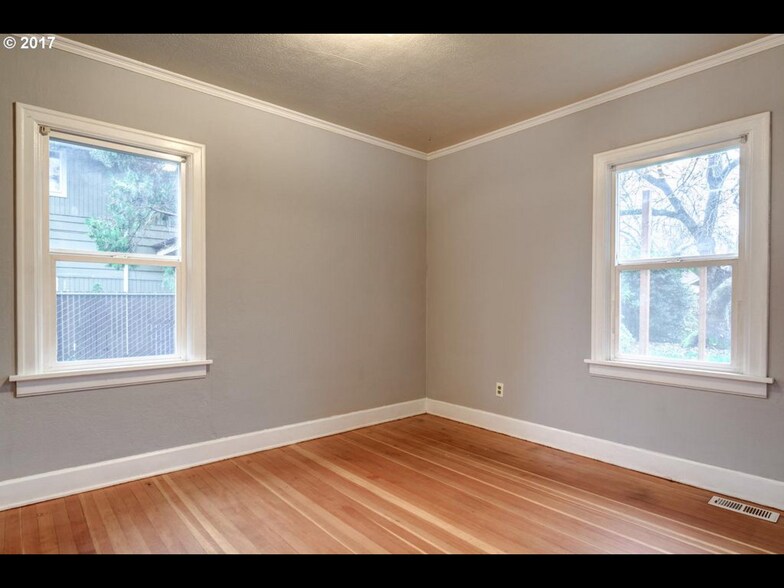 Main Floor Bedroom. - 4709 NE 15th Ave