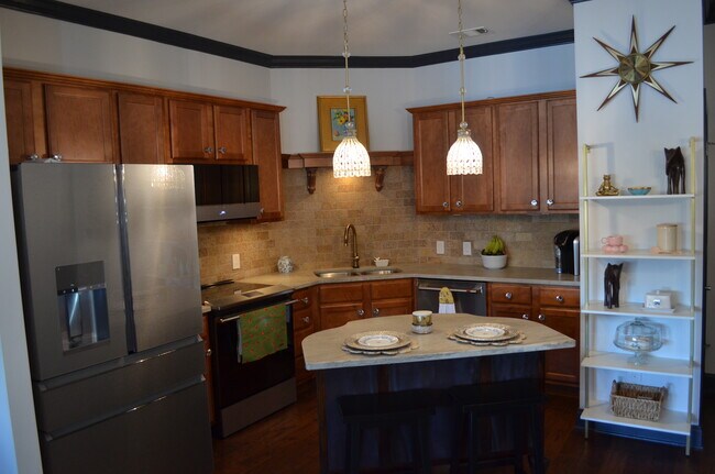 Building Photo - 445 W Blount Ave