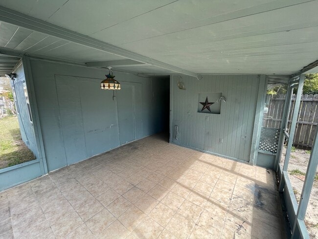 Building Photo - Corner Lot close to US 19