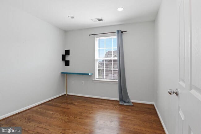 Building Photo - 915 Buttonwood Terrace NE