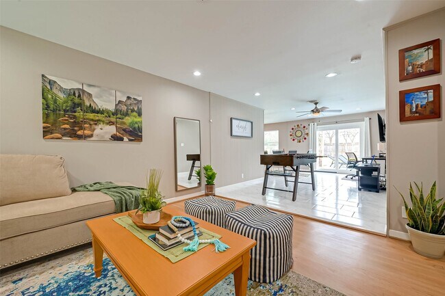 Building Photo - 5330 Hialeah Dr