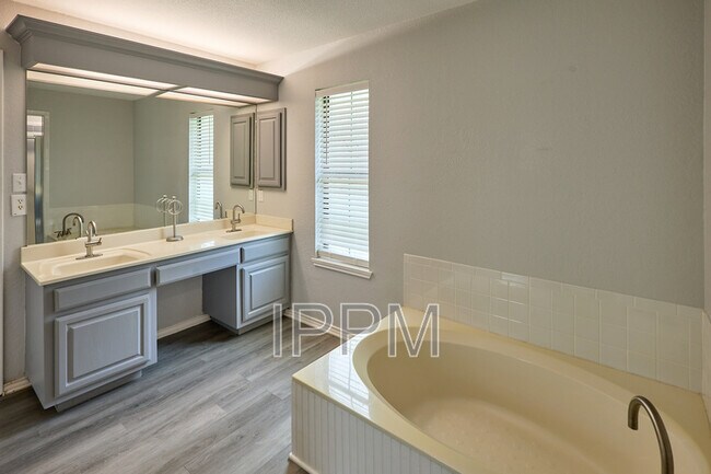 Building Photo - 1813 Lazy Lake Dr