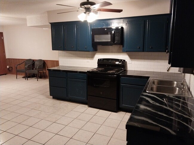 Building Photo - 608 Mayflower Ln