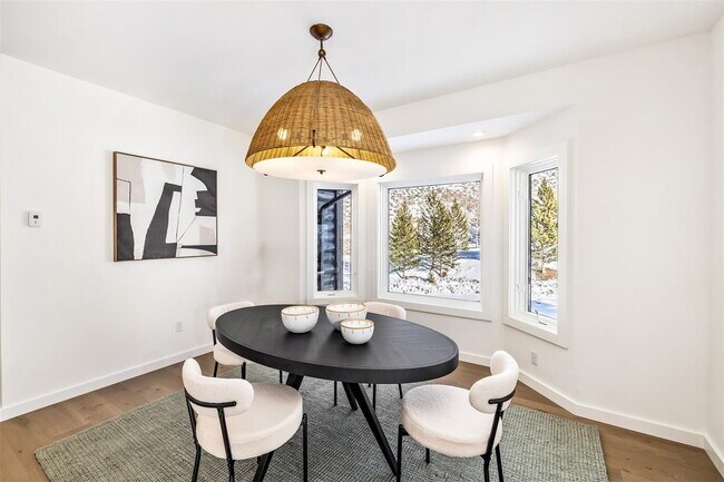 Building Photo - Fully Remodeled 4 bedroom Home in Hamilton...