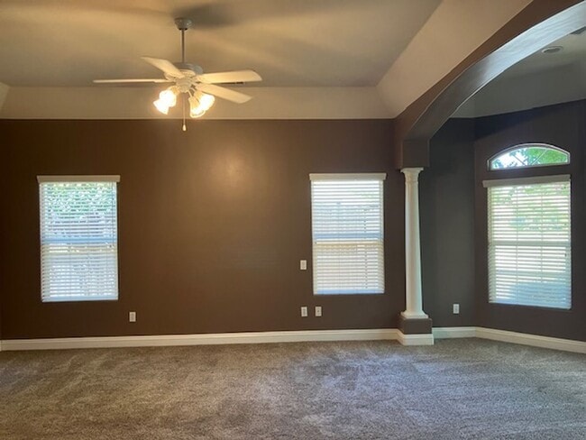 Building Photo - West Bakersfield Custom Home for Rent Available Now!