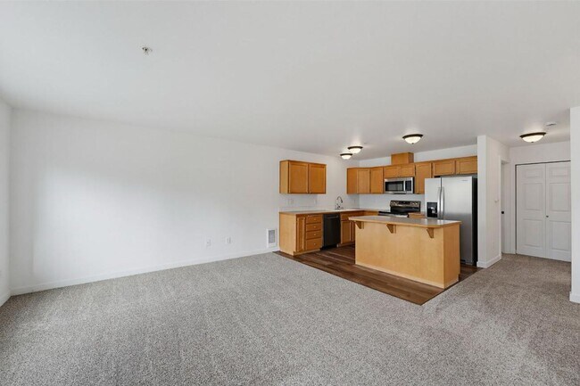 Building Photo - Spacious Puyallup Townhouse | 3-Bed Home with Main-Floor Primary Suite & Stainless Steel Appliances!