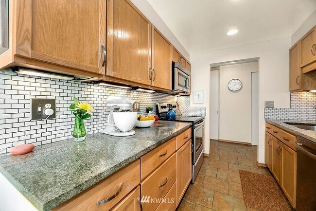 subway tile backsplash - 3710 27th Plz W