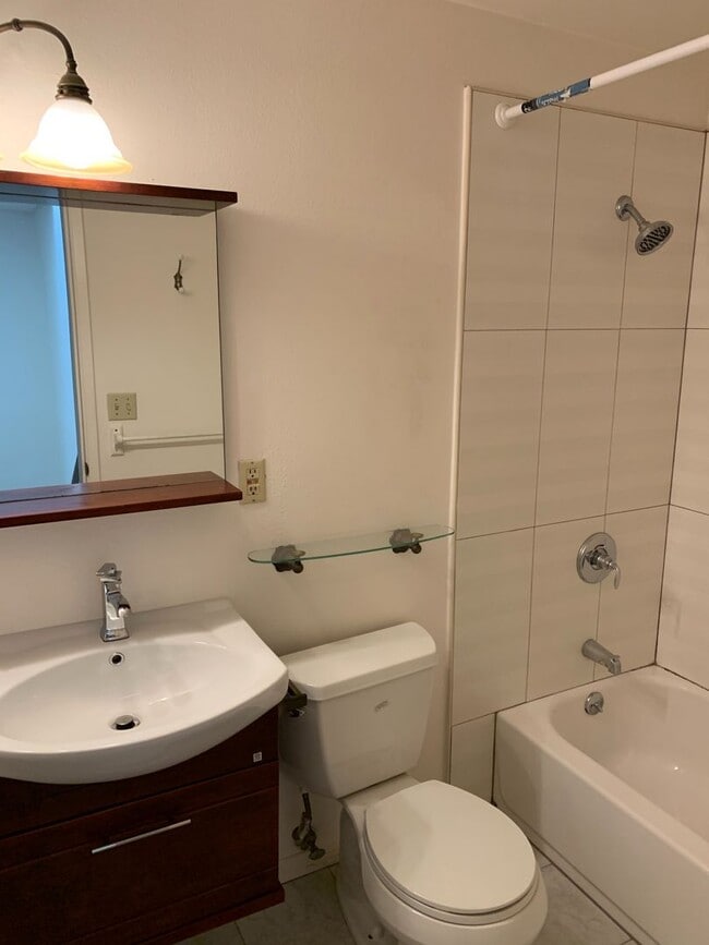 Building Photo - Nice 2 Bed/1.5 Bath Condo in Bellevue!