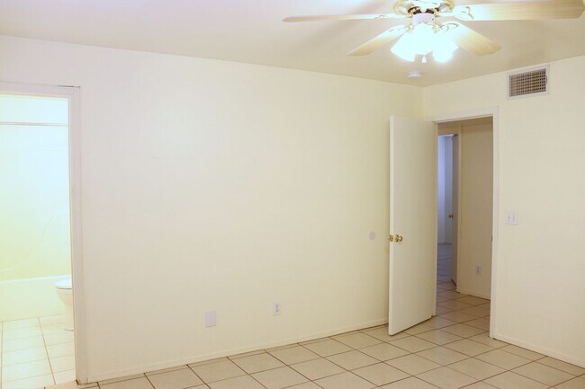 Building Photo - Large Backyard