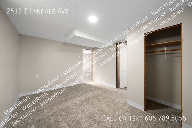 Building Photo - 2512 S Lyndale Ave