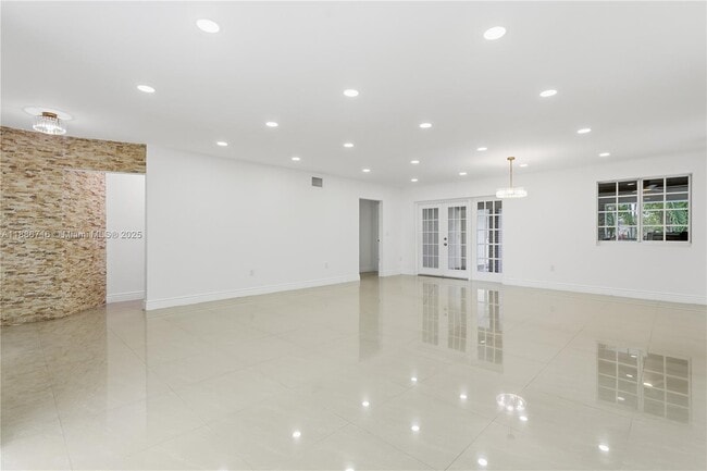 Building Photo - 1400 E Hawthorne Cir