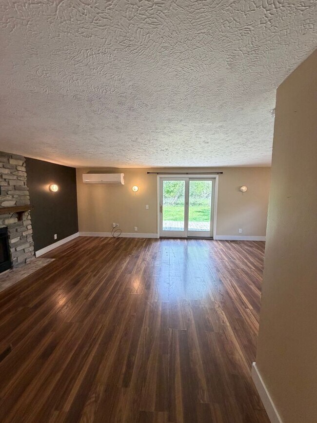 Building Photo - Secluded & Charming 3BR/1BA in Lansing — Section 8 Approved