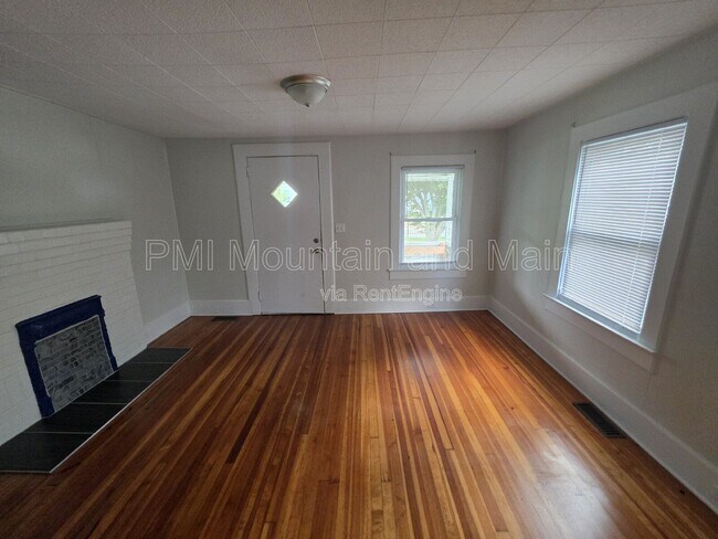 Building Photo - 161 Logan Ave