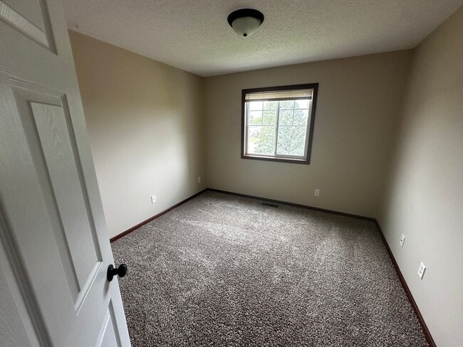 Building Photo - 3 Bed 3 Bath Townhome
