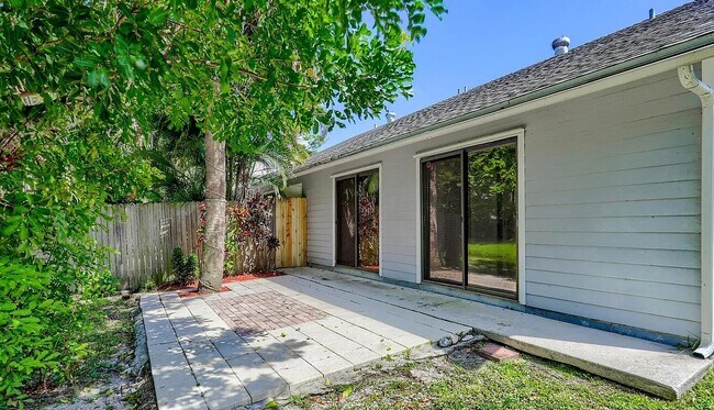 Building Photo - 9258 Green Meadows Way