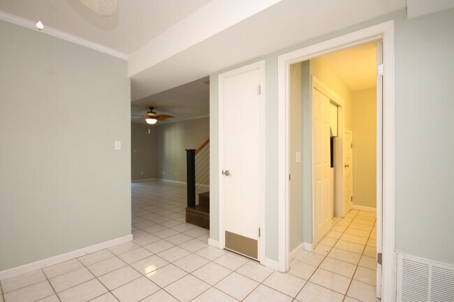 Building Photo - Waterfront Living Nearby – 2/2 Townhouse w...