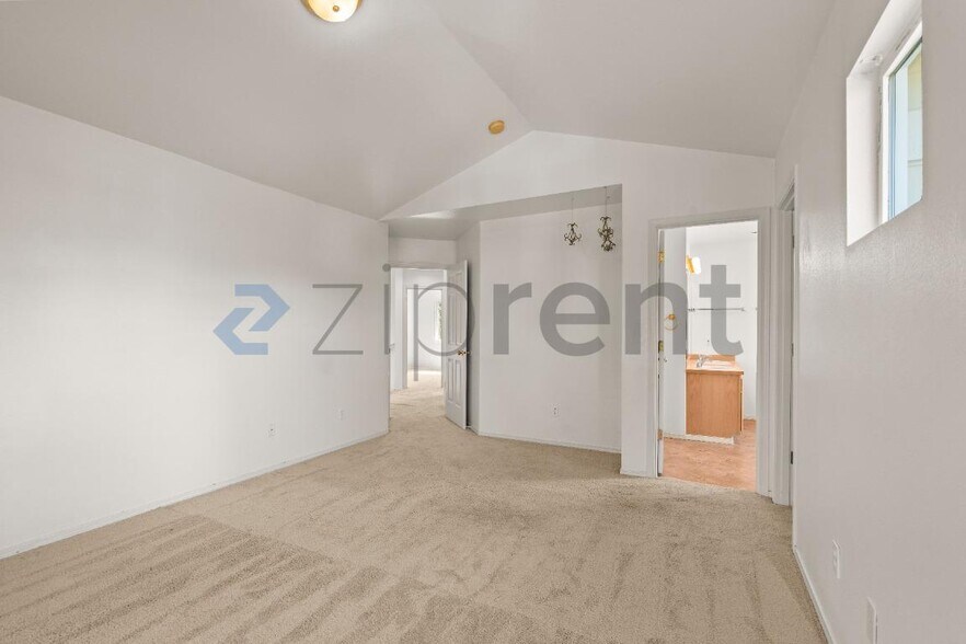 Building Photo - Unit