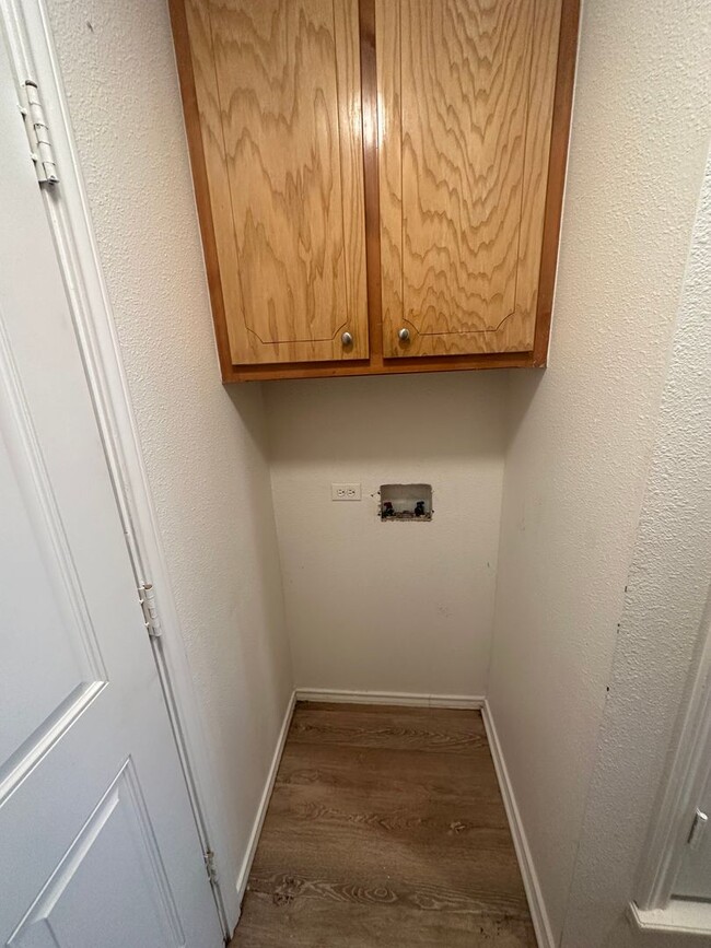 Building Photo - Wonderful updated 2/2/2 off of Milwaukee!